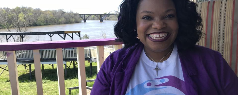 Ainka Jackson dirige le Centre de non-violence sis à Selma, en Alabama. Cet organisme entend poursuivre le travail de Martin Luther King et sa lutte pacifique pour les droits civiques. [RTS - Raphaël Grand]