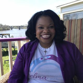 Ainka Jackson dirige le Centre de non-violence sis à Selma, en Alabama. Cet organisme entend poursuivre le travail de Martin Luther King et sa lutte pacifique pour les droits civiques. [RTS - Raphaël Grand]