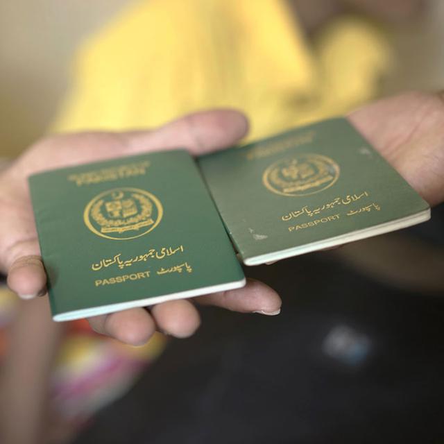 Les passeports d'une famille pakistanaise réfugiée en Thaïlande. [AFP - Aidan Jones]