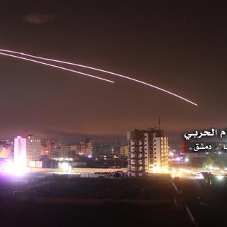 Des missiles photographiés près de Damas, en Syrie, dans la nuit de mercredi à jeudi. [EPA/SYRIAN MILITARY MEDIA]