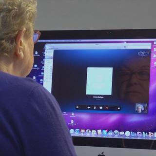 Une grand-mère appelant ses petits-enfants sur Skype. [Fondation Leenaards - DR]