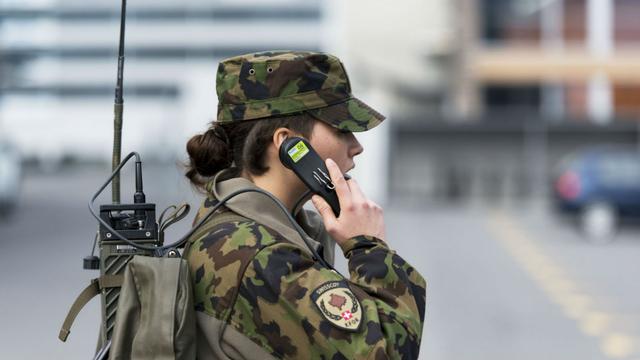 Une femme engagée dans l'armée suisse suit une formation pour les soldats de la Swisscoy à Stans (NW) en 2014 (image d'illustration). [Keystone - Christian Beutler]