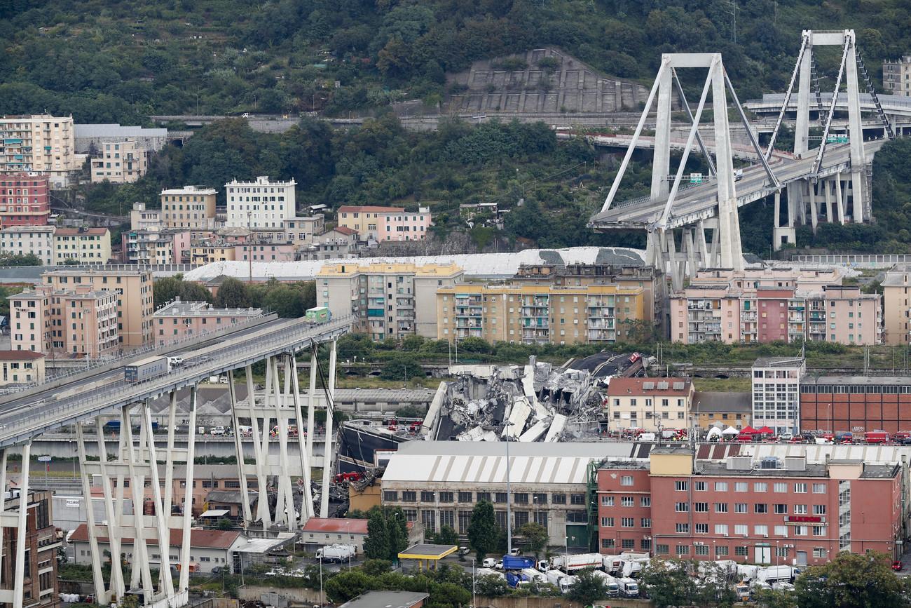 Vue aérienne du pont Morandi qui s'est effondré mardi vers midi à Gênes. [Keystone - AP Photo/Antonio Calanni]