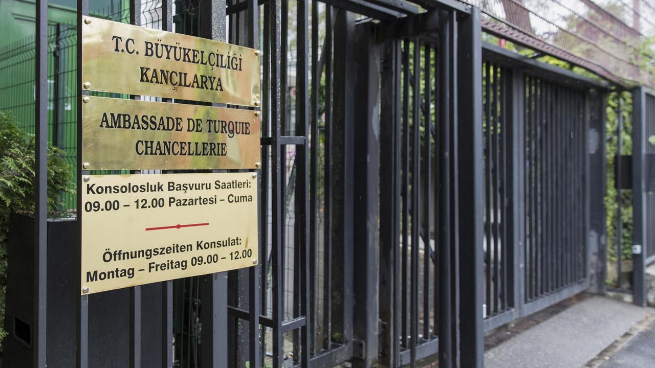 L'entrée de l'ambassade de Turquie à Berne. [Keystone - Peter Klaunzer]