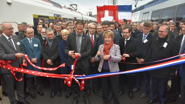 Le ministre jurassien des Transports David Eray coupe le ruban en gare de Delle. [RTS - Gaël Klein]