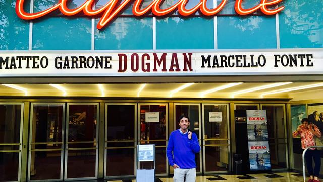 Marcello Fonte devant le cinéma Capitole avec le Prix d’interprétation à Cannes. [RTS - Sophie Iselin]