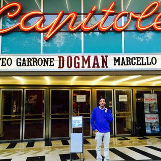 Marcello Fonte devant le cinéma Capitole avec le Prix d’interprétation à Cannes. [RTS - Sophie Iselin]