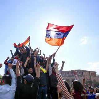 Célébrations dans la rue suite à la démission du Premier ministre arménien Serge Sarkissian. [PAN Photo/AP - Grigor Yepremyan]