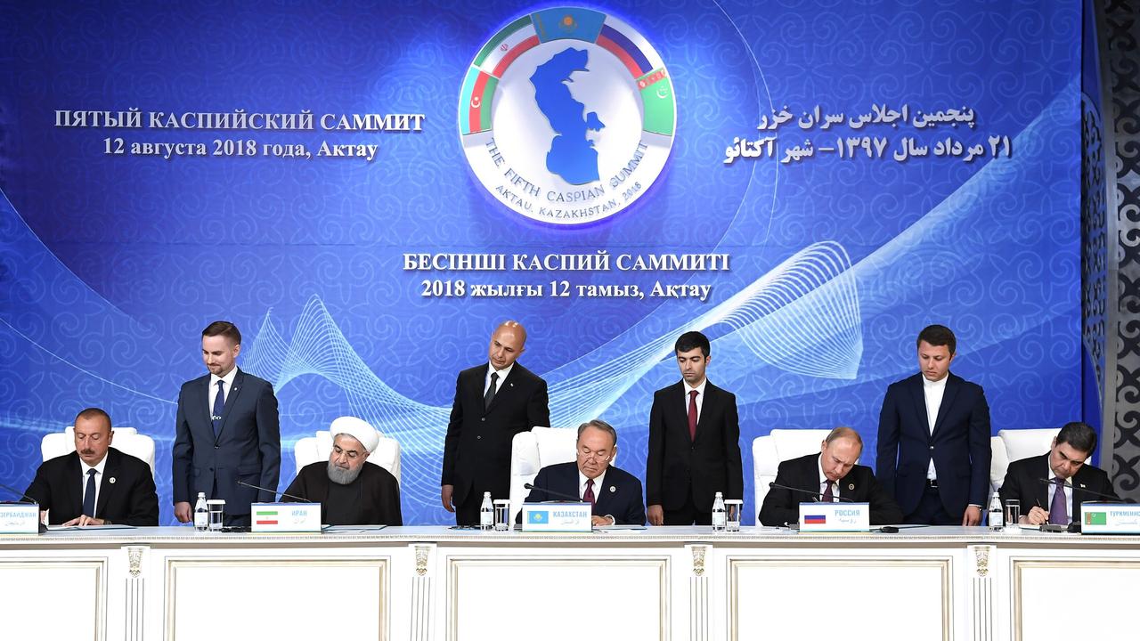 Les présidents azéri Ilham Aliyev, iranien Hassan Rouhani, kazakh Noursoultan Nazarbaïev,  russe Vladimir Poutine et turkmène Gurbanguli Berdimuhammedov (de g. à d.) lors de la signature de la convention. [Anadolu Agency/AFP - Aliia Raimbekova]