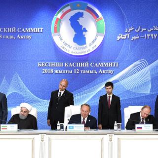 Les présidents azéri Ilham Aliyev, iranien Hassan Rouhani, kazakh Noursoultan Nazarbaïev,  russe Vladimir Poutine et turkmène Gurbanguli Berdimuhammedov (de g. à d.) lors de la signature de la convention. [Anadolu Agency/AFP - Aliia Raimbekova]