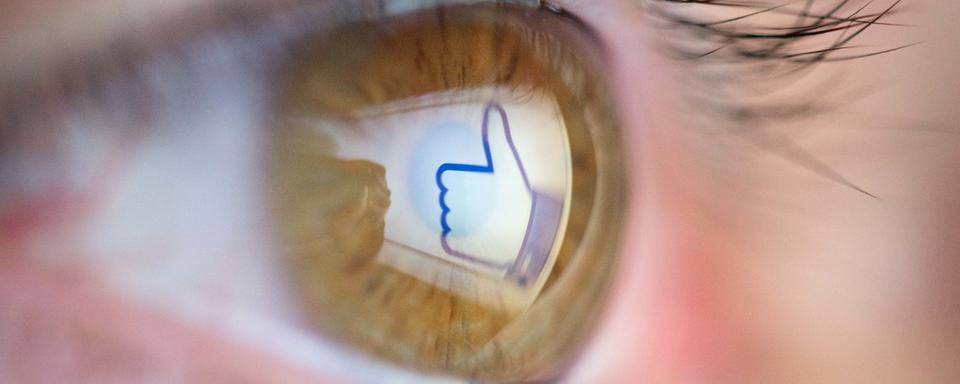 Facebook est critiqué depuis des mois, accusé de ne pas assez lutter contre les fake news. [Keystone - Friso Gentsch]