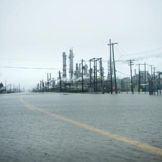 Houston est le centre pétrochimique de l'Amérique. Ici une raffinerie inondée après le passage de l'ouragan Harvey.