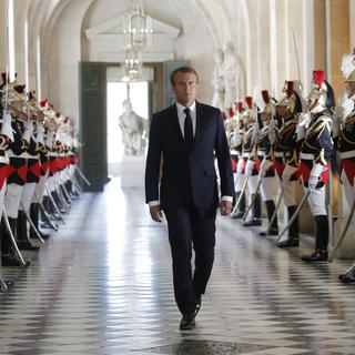 Emmanuel Macron dans le Palais de Versailles. [AFP - Charles Platiau]