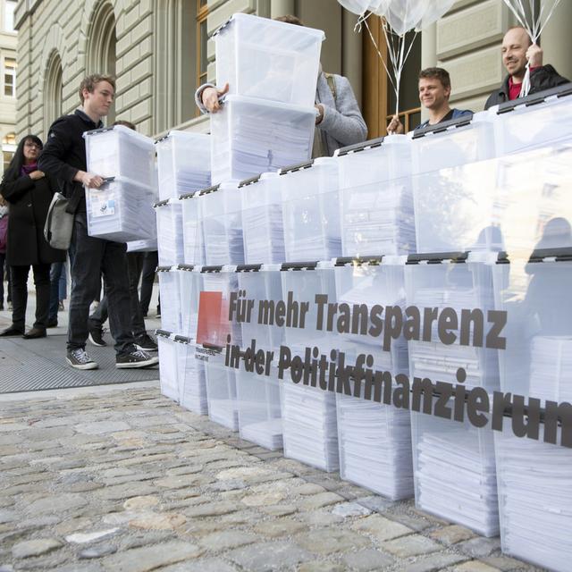 L'initiative pour la transparence des partis a été déposée en octobre 2017 à Berne. [Keystone - Anthony Anex]
