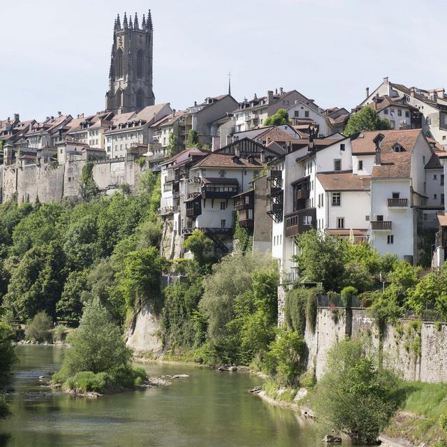 Les employés de l'Etat de Fribourg devront faire face à des mesures drastiques pour pérenniser les retraites. [Keystone - Thomas Delley]