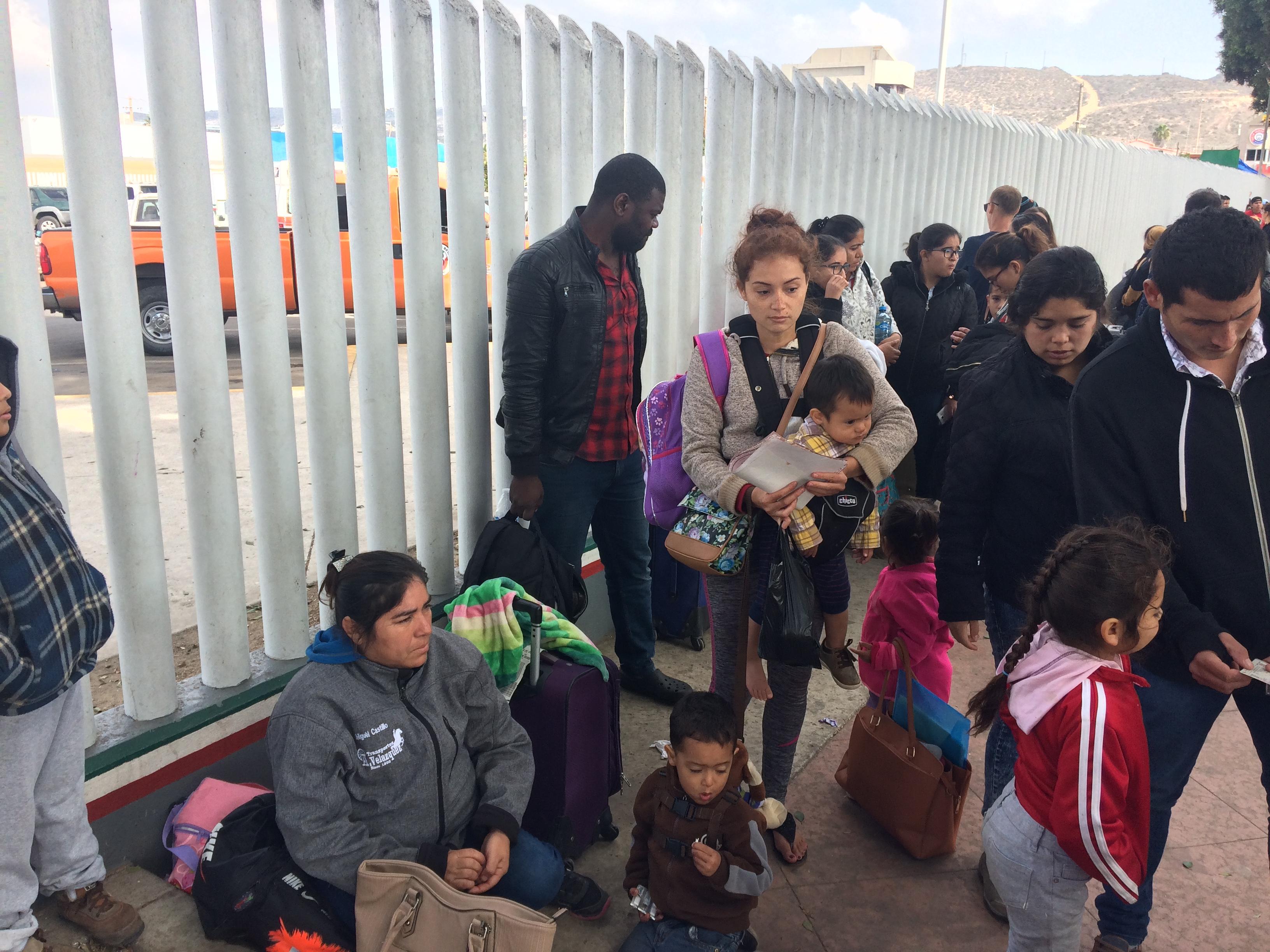 Les migrants, de tous âges et toutes nationalités, doivent patienter des semaines pour un entretien à Tijuana, au Mexique. [RTS - Emmanuelle Steels]