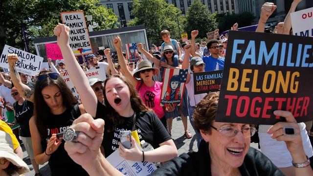 Une manifestation contre la séparation des familles d'immigrants clandestins, le 30 juin à New York. [AFP - Eduardo Munoz Alvarez]