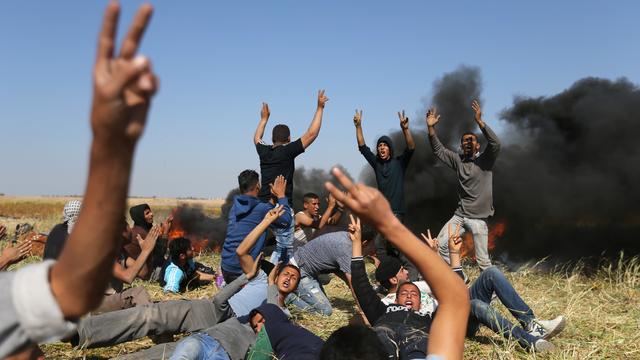 Des manifestants palestiniens photographiés le 31 mars 2018 à la frontière de Gaza durant les heurts avec l'armée israélienne. [Reuters - Ibraheem Abu Mustafa]