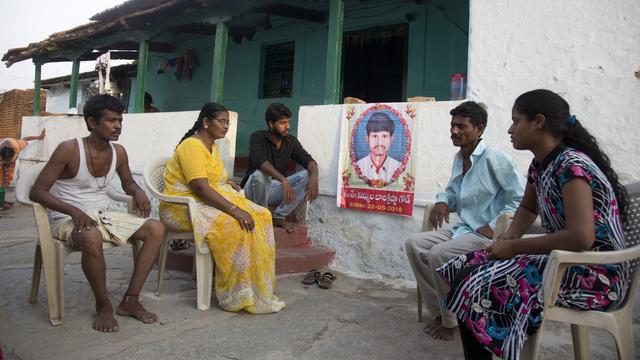 Des membres de la famille d'un chauffeur de rickshaw tué après des rumeurs répandues sur WhatsApp. [Keystone/AP Photo - Mahesh Kumar A]