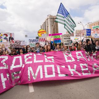 Un défilé lors de l'édition 2016 de la Monstratsia, derrière le slogan "Ici ce n'est pas Moscou". [Monstratsia - Sergueï Mordvinov]