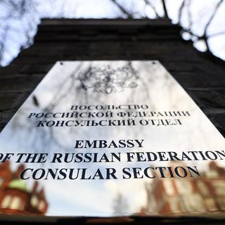La plaque à l'entrée de l'ambassade de Russie à Londres. [EPA/Keystone - Andy Rain]