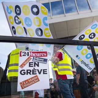 Des journalistes du groupe Tamedia Publications Romandes se sont mis en grève ce mardi 3 juillet 2018. [Laurent Darbellay]