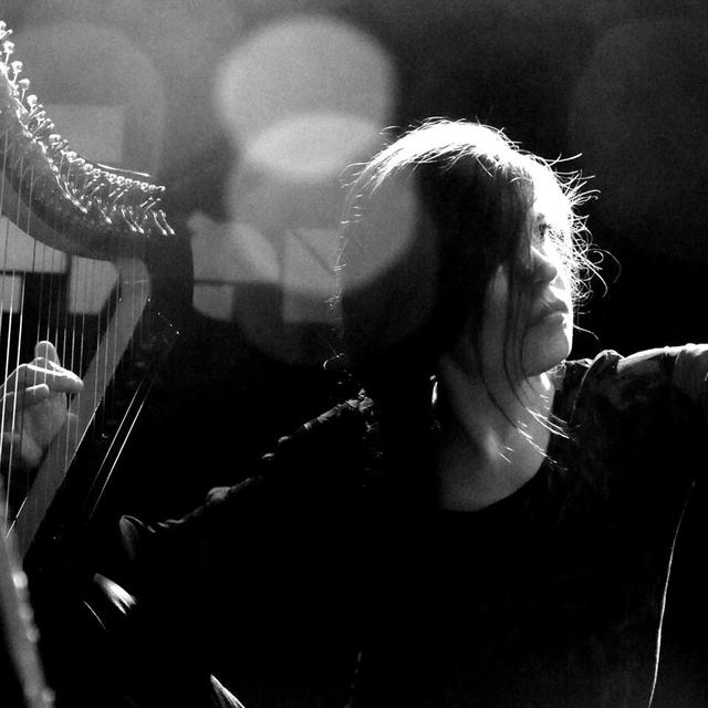 Visuel d'Hélène Breschand jouant de la harpe. [Facebook d'Hélène Breschand]