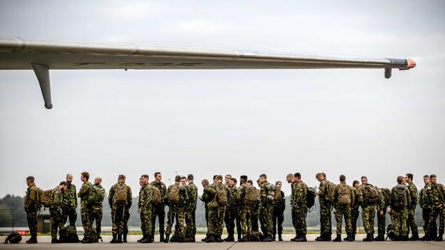 Des militaires néerlandais quittent l'aéroport d'Eindhoven pour se rendre à l'exercice Trident Juncture de l'OTAN, en Norvège. [EPA - Remko de Waal]