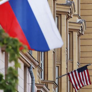 Les drapeaux russes et américains devant l'ambassade américaine à Moscou. [afp - Maksim Blinov]