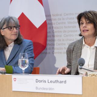 Doris et Leuthard et la directrice de l'Office fédéral du développement territorial Maria Lezzi à Berne, 26.11.2018. [RTS - Anthony Anex]