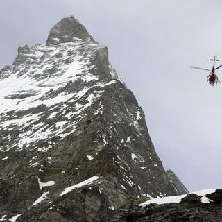 Un hélicoptère d'Air Zermatt s'envole pour le Cervin. [Keystone - Olivier Maire]
