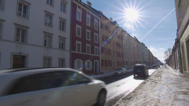 Les routes de la Chaux-de-Fonds ne peuvent pas être recouvertes d'une revêtement contre le bruit, en raison des conditions météorologiques. [RTS]