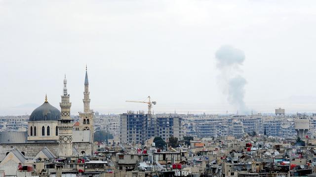 De la fumée s'élève de la Ghouta orientale. Image datant du 26 février 2018. [AFP - Ammar Safarjalani / XINHUA]