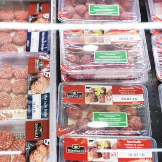 Le prix de la viande pourrait baisser un peu dans les prochaines semaines en Suisse. [Keystone - Christian Beutler]