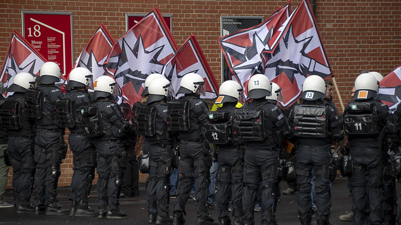 La police bâloise ici face à des militants du Parti des Suisses nationalistes. [Georgios Kefalas]