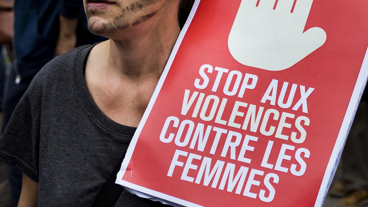 Appel à la mobilisation en France contre les violences faites aux femmes. [KEYSTONE - Jean-Christophe Bott]