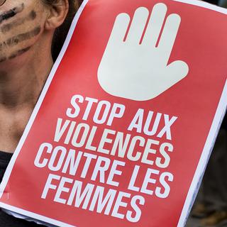 Appel à la mobilisation en France contre les violences faites aux femmes. [KEYSTONE - Jean-Christophe Bott]