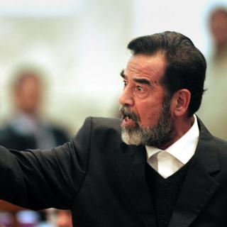 L'ancien dictateur irakien Saddam Hussein lors de son procès le 29 janvier 2006. [AP Photo - Darko Bandic]