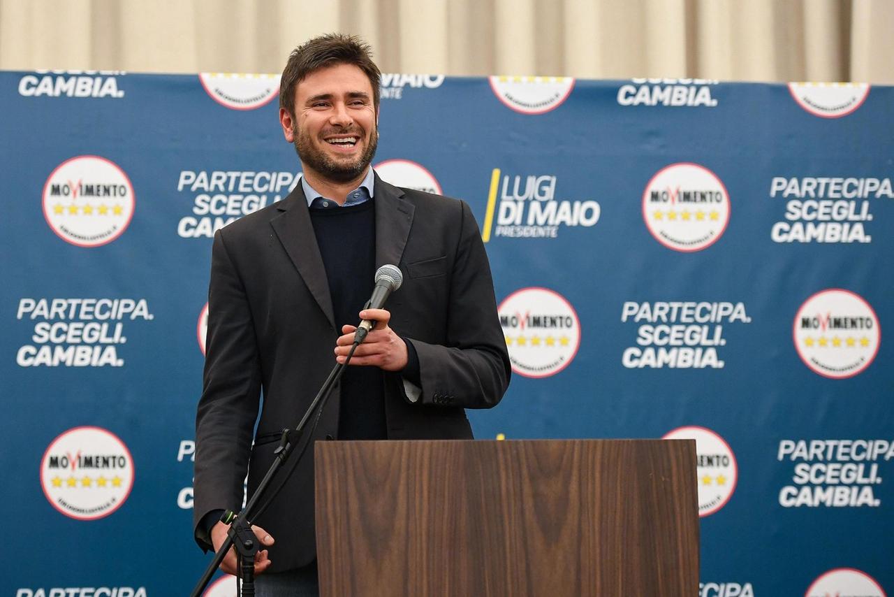 Le député du M5S Alessandro Di Battista a fait une brève déclaration devant des journalistes au siège du parti à Rome, le 5 mars 2018. [KEYSTONE - ALESSANDRO DI MEO/EPA]