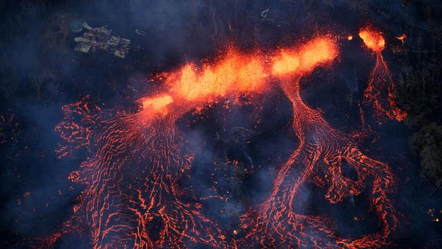 Dimanche 6 mai: l'éruption du volcan Kilauea, le plus actif de l'archipel américain d'Hawaï, se poursuit. [EPA/Keystone - Bruce Omori/Paradise Helicopters]