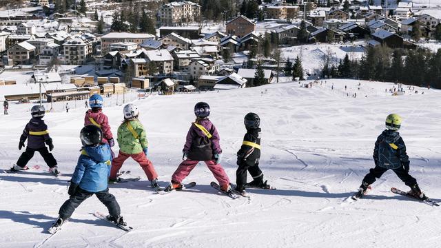 Des enfants apprennent à skier à Bergün, dans les Grisons (photo prétexte). [Keystone - Christian Beutler]