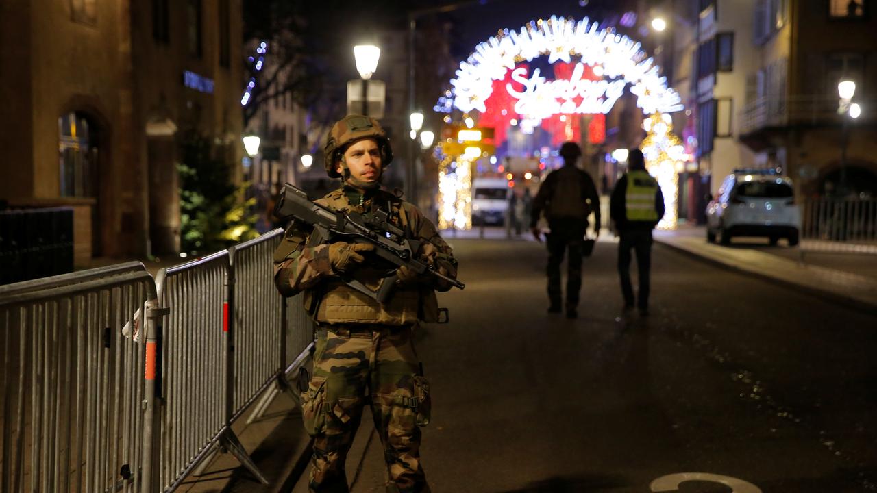 La police avait bouclé le périmètre autour du Marché de Noël de Strasbourg après l'attaque. [Reuters - Vincent Kessler]