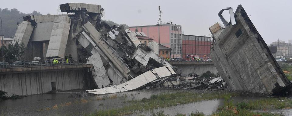 Le pont Morandi devait être remplacé par un nouvel ouvrage, mais des oppositions avaient bloqué le projet. [Keystone/ANSA via AP - Luca Zennaro]