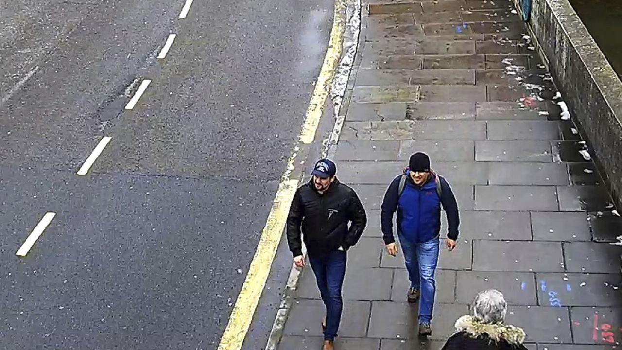 Une photo publiée par la police de Londres montre les deux suspects dans l'affaire Skripal marcher dans les rues de Salisbury, en Angleterre, le 4 mars 2018. [Keystone - Police métropolitaine de Londres]