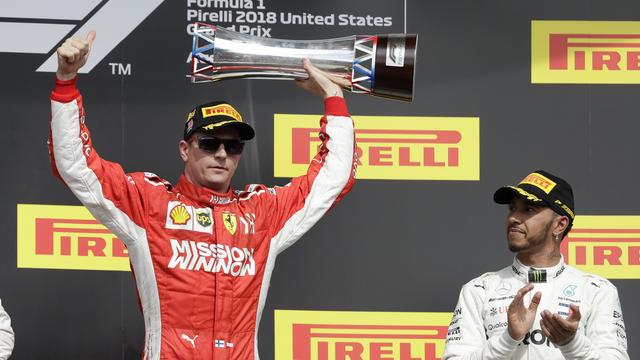 Kimi Raikkonen soulève le trophée à côté d'Hamilton. [Darron Cummings]