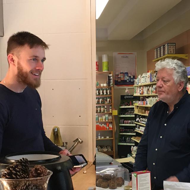 Timothy Condon, patron d'un bistrot végane à Fribourg, et Maxime Knüpfer patron d’un magasin diététique bio à Monthey depuis 36 ans. [RTS - Sandra Zimmerli]