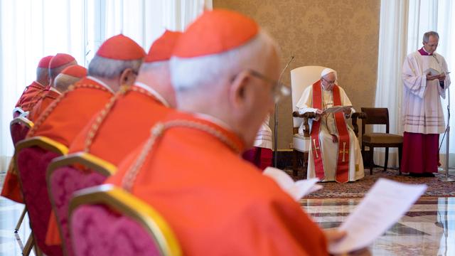 Le pape François durant une réunion consulaire au Vatican. [reuters - Vatican Media]