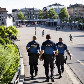 Des policiers municipaux patrouillent à Lausanne début juin pour lutter contre le deal de rue. [Keystone - Jean-Christophe Bott]