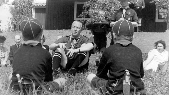 Folke Bernadotte avec des scouts à Österåker, Suède, 1943. [DR]