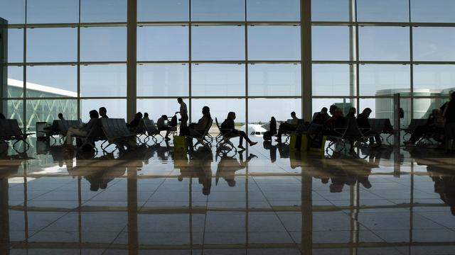 Des passagers attendent leur vol à l'aéroport très fréquenté d'El Prat, à Barcelone. [REUTERS - Albert Gea]